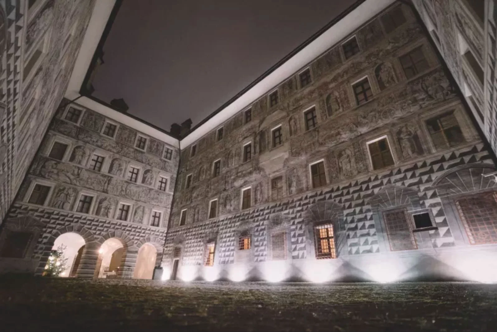 ambras-innenhof.jpg