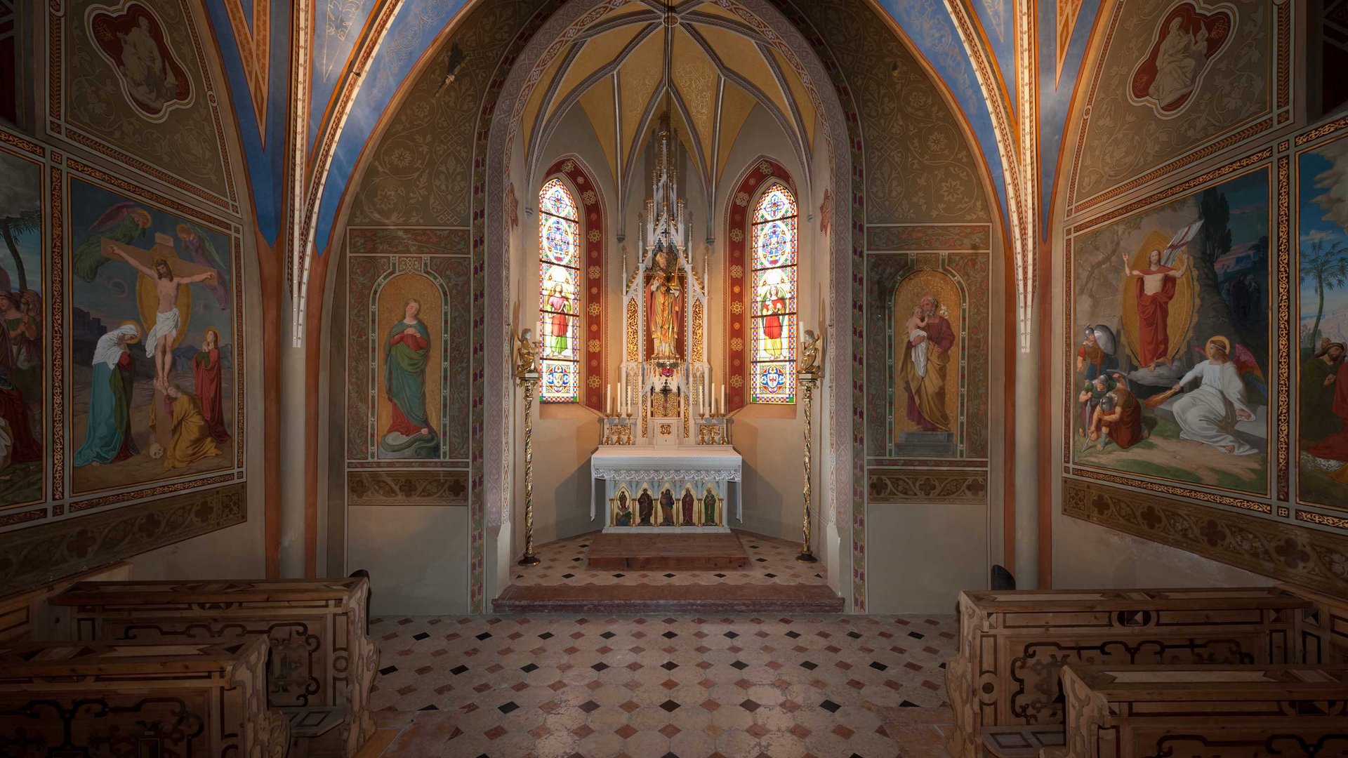 Ambras_Kapelle_TR_102011_1.jpeg