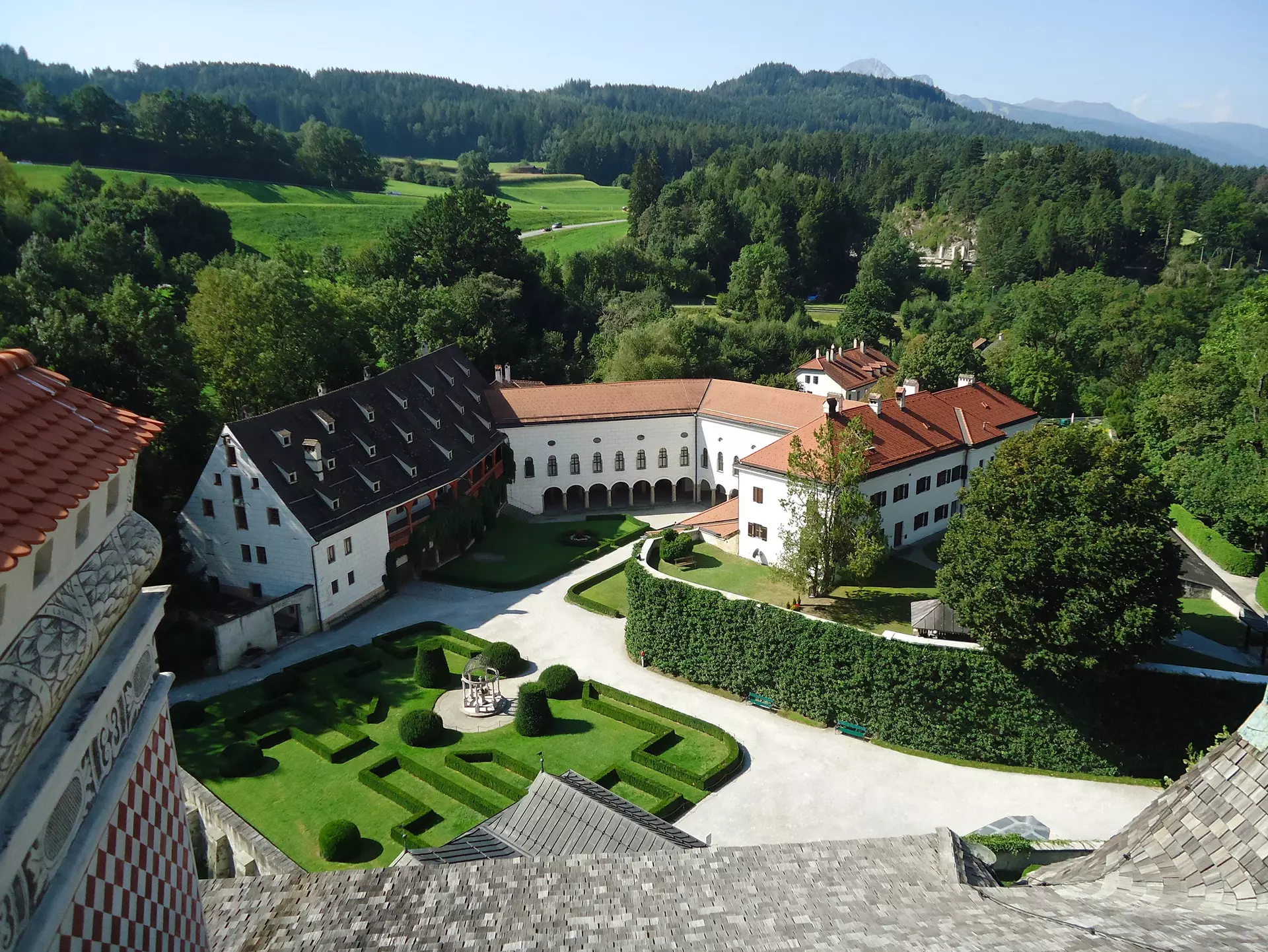 Ambras_Schloss_Aussen_vom_Dach_Berger_1.jpeg