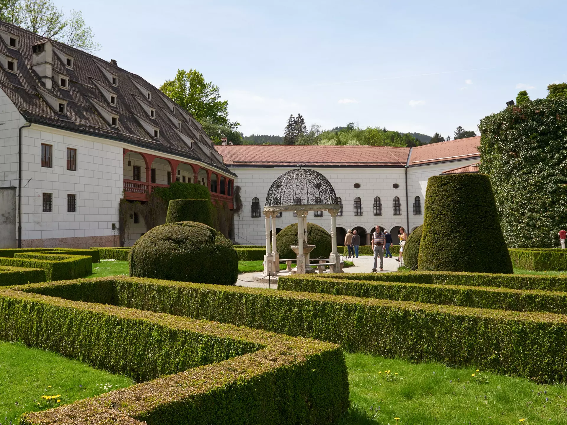 Ambras_Schloss_Aussen_201505_AR_20.jpeg