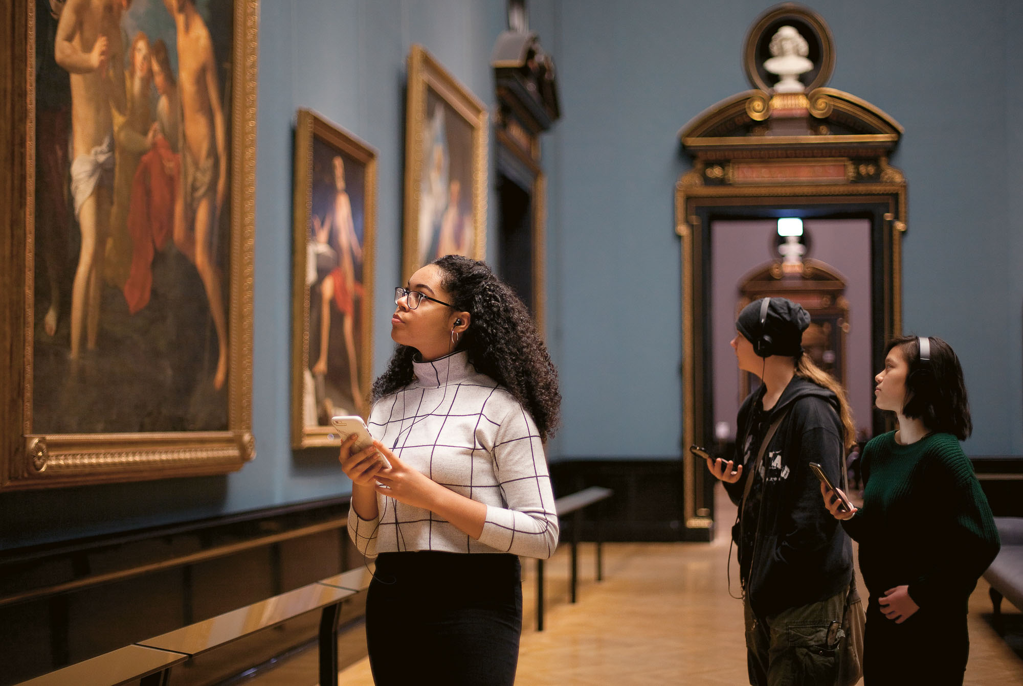 Besucherinnen und Besucher entdecken Kunstwerke mit der KHM-App
